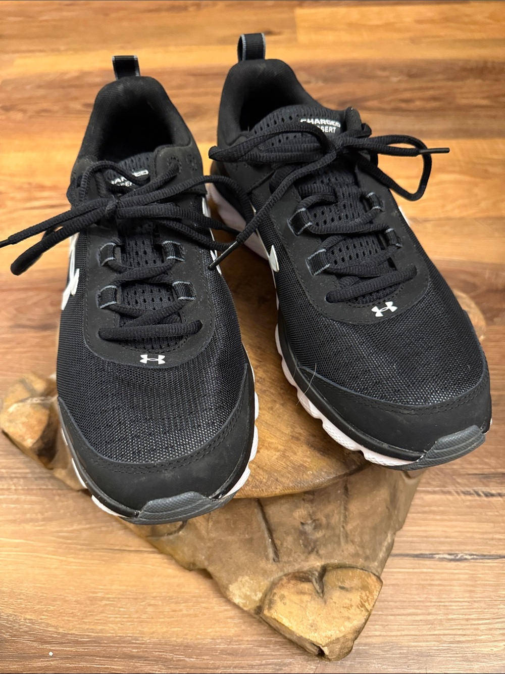 Under Armour woman’s  Black  Running Sneakers - Charged Assert size 10